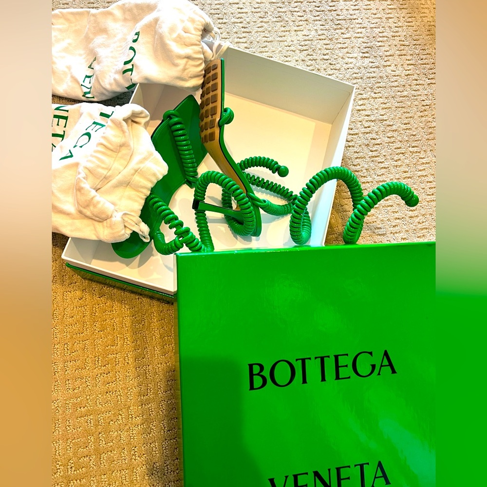 Size 40 Bottega Veneta Green wire stretch sandal or phone cord shoe. Barely worn